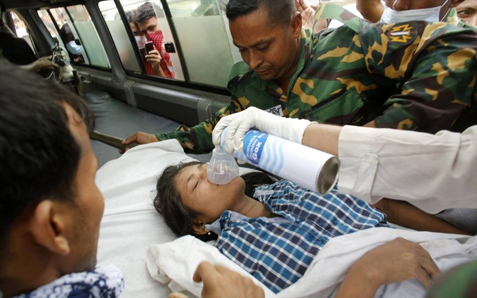Μπαγκλαντές: Ανασύρθηκαν ζωντανοί 45 εργαζόμενοι #20. Διασώστες μεταφέρουν μία εκ των 45 εργαζομένων μονάδας παραγωγής ενδυμάτων που ανασύρθηκε ζωντανή μετά από 48 ώρες κάτω από τα συντρίμμια του οκταώροφου κτηρίου στο Σαβάρ,&nbsp;στα περίχωρα της Ντάκα.