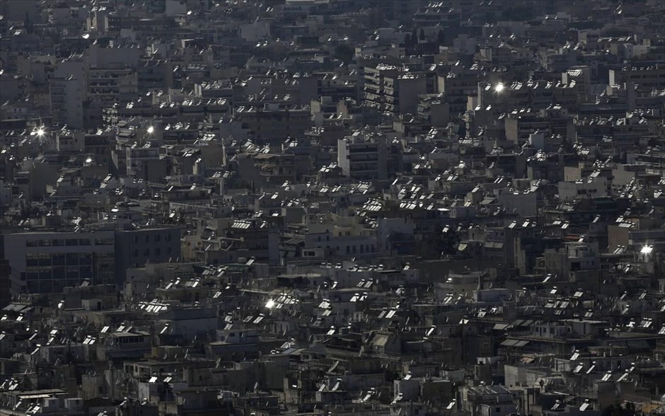 Αύξηση των εξαγωγών συστημάτων ηλιακής θέρμανσης νερού. Το φως του ήλιου αντανακλάται στην επιφάνεια ηλιακών θερμοσιφώνων που είναι εγκατεστημένοι στις οροφές πολυκατοικιών στην Αθήνα.  Αύξηση 4,7% το 2011 και 13,4% το 2012 σημειώθηκε στις εξαγωγές συστημάτων ηλιακής θέρμανσης  νερού. Σύμφωνα με την Ελληνική Ένωση Βιομηχανιών Ηλιακής Ενέργειας (ΕΒΗΕ) η ζήτηση στο εσωτερικό της χώρας για ηλιακούς θερμοσίφωνες αυξήθηκε επίσης κατά 5,6% την περίοδο 2011-12, γεγονός που αποδίδεται στην αύξηση του κόστους του ηλεκτρικού ρεύματος και του πετρελαίου θέρμανσης.