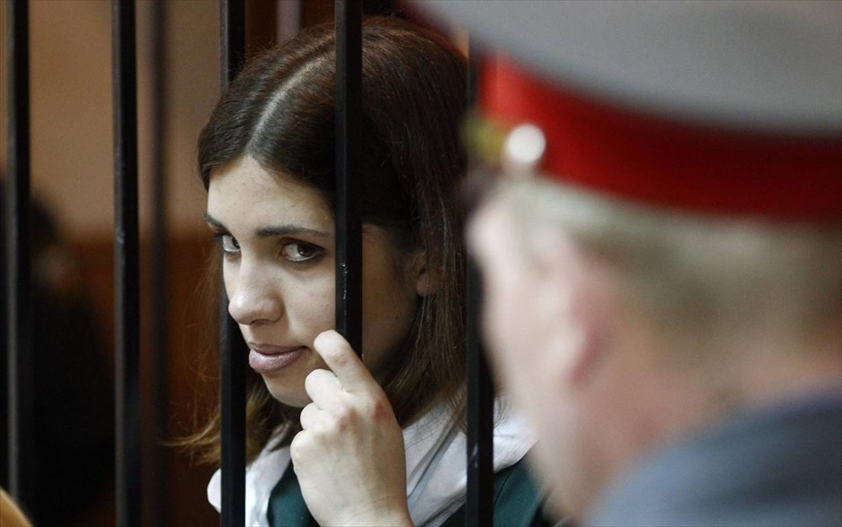 Ξεκίνησε η εκδίκαση της έφεσης μέλους των Pussy Riot. Η Νάντια Τολοκονίκοβα μέλος του συγκροτήματος «Pussy Riot» κοιτάζει έξω από το κελί στο οποίο κρατείται στην πόλη Ζουμπόβα Πολυάνα. Η Τολοκονίκοβα έχει κάνει έφεση στην πρωτόδικη απόφαση με την οποία είχε καταδικαστεί σε ποινή δύο ετών για χουλιγκανισμό υποκινούμενο από θρησκευτικό μίσος.