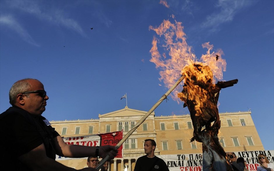 Συλλαλητήριο στο Σύνταγμα ενάντια στο πολυνομοσχέδιο. Συλλαλητήριο διοργάνωσαν ΓΣΕΕ και ΑΔΕΔΥ στο Σύνταγμα αντιδρώντας στο πολυνομοσχέδιο της κυβέρνησης που αναμένεται να ψηφιστεί αργά το βράδυ στην Ολομέλεια της Βουλής.