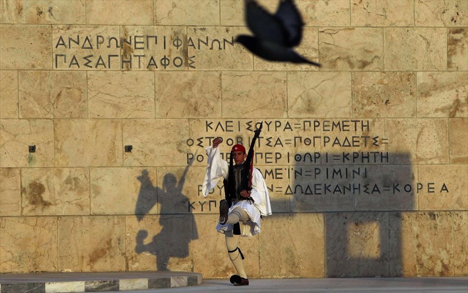 Εύζωνας στο μνημείο του Αγνωστου Στρατιώτη μπροστά από τη Βουλή. Εύζωνας στο μνημείο του Αγνωστου Στρατιώτη μπροστά από τη Βουλή. Με 168 ψήφους «ναι» η Ολομέλεια της Βουλής ενέκρινε το βράδυ της Κυριακής το πολυνομοσχέδιο με τα προαπαιτούμενα μέτρα για την εκταμίευση της επόμενης δόσης. Στην ψηφοφορία πήραν μέρος 292 Βουλευτές. Κατά ψήφισαν 123 βουλευτές και ένας «παρών».