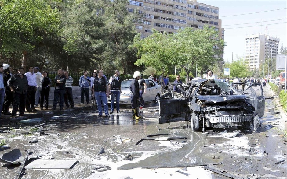 Συρία: Επίθεση εναντίον της αυτοκινητοπομπής του πρωθυπουργού. Κόσμος στέκεται δίπλα σε συντρίμια και ένα κατεστραμένο αυτοκίνητο μετά από έκρηξη στη Δαμασκό. O σύρος πρωθυπουργός Ουαέλ αλ-Χάλκι επέζησε βομβιστικής επίθεσης με στόχο της αυτοκινητοπομπή του στην κεντρική Δαμασκό, σύμφωνα με συριακά κρατικά μέσα ενημέρωσης και το τηλεοπτικό δίκτυο της Χεζμπολάχ, Αλ-Μανάρ.