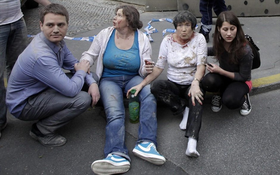 Έκρηξη σε κτήριο στην Πράγα. Τραυματισμένοι άνθρωποι κάθονται στο πεζοδρόμιο, μετά από έκρηξη που σημειώθηκε σε κτήριο στην κεντρική Πράγα. Η ισχυρή έκρηξη που σημειώθηκε έιχε ως αποτέλεσμα να έχουν παγιδευτεί άνθρωποι κάτω από τα συντρίμμια και να έχουν τραυματιστεί περίπου δέκα άτομα, σύμφωνα με το Reuters. Για 40 τραυματίες κάνει λόγο το Associated Press. Στο κτήριο στεγάζονταν μεταξύ άλλων γραφείο της Διεθνούς Υπηρεσίας Αερομεταφορών (ΙΑΤΑ) και μία γκαλερί. Σύμφωνα με εκπρόσωπο της αστυνομίας, περίπου 15 άτομα βρίσκονταν στο κτήριο την ώρα της έκρηξης, η οποία πιθανολογείται ότι προκλήθηκε από αέριο.