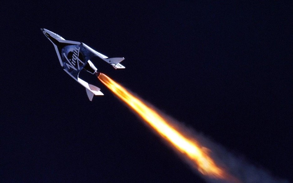 Με επιτυχία η πρώτη πτήση του Virgin Galactic. Το διαστημόπλοιο της Virgin Galactic, το πρώτο σκάφος του είδους που κατασκευάστηκε για να μεταφέρει τουρίστες στο διάστημα, ολοκλήρωσε την παρθενική πυραυλοκίνητη πτήση του τη Δευτέρα και όπως ανέφερε η ιδιοκτήτρια εταιρεία, πιθανώς να κάνει το πρώτο ολοκληρωμένο ταξίδι του στο διάστημα, στο τέλος του το επόμενου έτους.