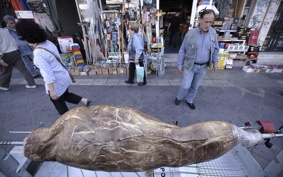 Πασχαλινές αγορές. Πολίτες χαζεύουν πασχαλινά προϊόντα σε βιτρίνα καταστήματος στο κέντρο της Αθήνας. Χαμηλότερο σε σχέση με πέρυσι θα είναι φέτος το κόστος του πασχαλινού τραπεζιού σύμφωνα με στοιχεία του Παρατηρητηρίου Τιμών.