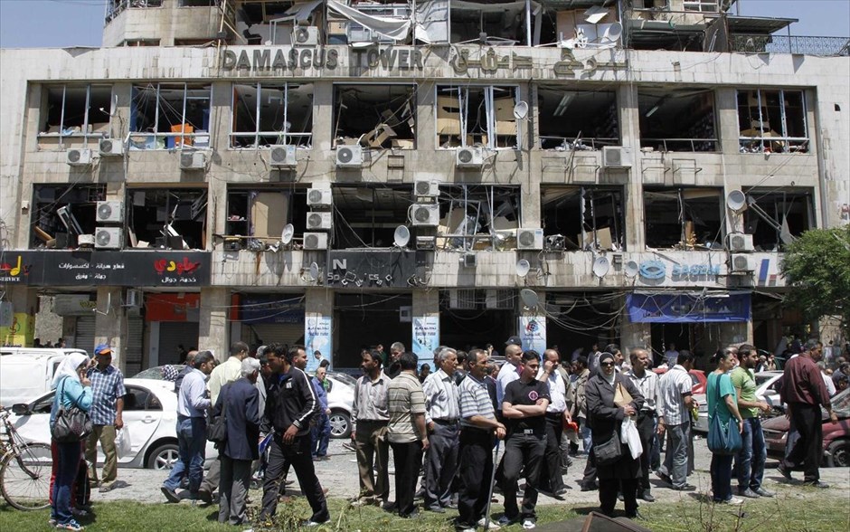 Δεκατρείς νεκροί, 70 τραυματίες από έκρηξη στο κέντρο της Δαμασκού. Εκρηξη παγιδευμένου αυτοκινήτου στο κέντρο της Δαμασκού στοίχισε τη ζωή σε 13 ανθρώπους την Τρίτη και προκάλεσε σημαντικές υλικές ζημιές σε μια εμπορική συνοικία σε ώρα κοσμοσυρροής, μετέδωσε η κρατική τηλεόραση, μια ημέρα αφού ο πρωθυπουργός Ουάελ αλ-Χάλκι επέζησε επίθεσης εναντίον της αυτοκινητοπομπής του στην καρδιά της συριακής πρωτεύουσας.
