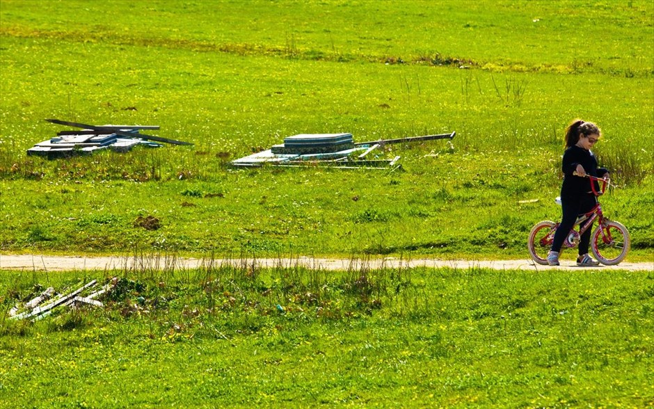 Στιγμιότυπα από την ανοιξιάτικη Θεσσαλία. Η ποδηλασία και ο περίπατος αποτελούν αγαπημένες δραστηριότητες των τουριστών στην λίμνη Πλαστήρα.
