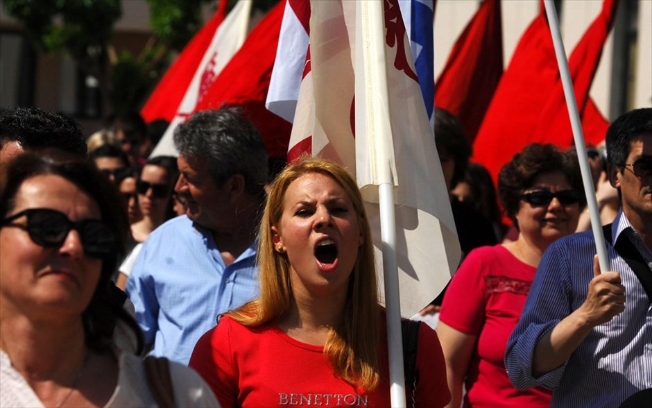 Πρωτομαγιά #17 Τρίκαλα. Με μαζικότητα τιμήθηκε στα Τρίκαλα η Εργατική Πρωτομαγιά, στο συλλαλητήριο που διοργάνωσε η Ν.Ε. Τρικάλων του ΚΚΕ, την Μεγ. Τετάρτη 1 Μαΐου 2013. Η συγκέντρωση πραγματοποίηθηκε στην κεντρική πλατεία της πόλης, όπου μετά τους χαρετισμούς και την κεντρική ομιλία υπήρξε πορεία η οποία κατέληξε στο Μνημείο του Εργάτη για την κατάθεση στεφάνων.
