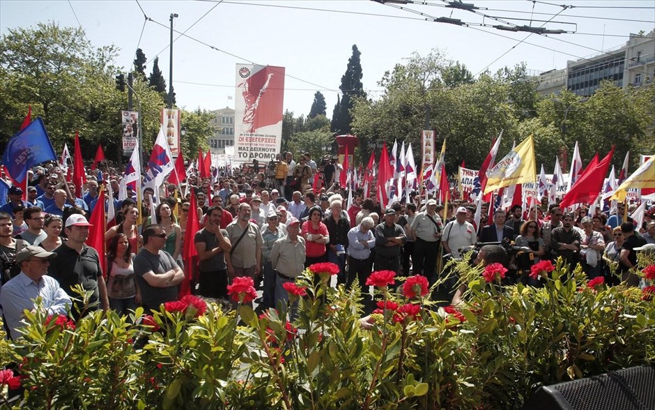 Πρωτομαγιά #19 ΠΑΜΕ. Διαδηλωτές μέλη του ΠΑΜΕ συμμετέχουν στην συγκέντρωση που πραγματοποίησε το ΠΑΜΕ στην πλατεία Συντάγματος για τον εορτασμό της Εργατικής Πρωτομαγιάς