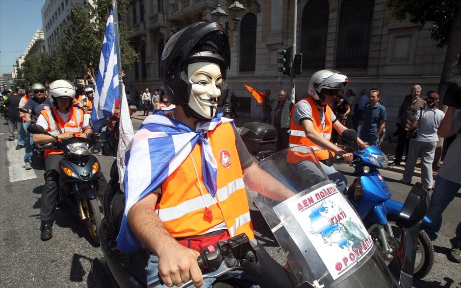 Πρωτομαγιά #22. «Αγανακτισμένοι μοτοσικλετιστές» συμμετέχουν στην απεργιακή συγκέντρωση της ΓΣΕΕ, της ΑΔΕΔΥ και του Εργατικού Κέντρου Αθήνας για την εργατική πρωτομαγιά στην Πλατεία Κλαυθμώνος, Τετάρτη 1 Μαΐου 2013. Με πορεία από την Πλατεία Κλαυθμώνος και πορεία προς την Βουλή εορτάστηκε η εργατική πρωτομαγιά από την ΓΣΕΕ, την ΑΔΕΔΥ και το Εργατικό Κέντρο Αθήνας.