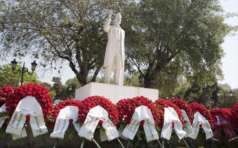 Πρωτομαγιά #27 Θεσσαλονίκη. Στεφάνια κάτω από το Άγαλμα Βενιζέλου πριν την έναρξη της πορείας στους δρόμους της Θεσσαλονίκης μελών του ΠΑΜΕ για τον εορτασμό της εργατικής Πρωτομαγιάς.