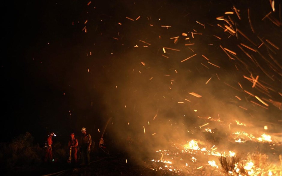 Καλιφόρνια: Τριπλασιάστηκε σε μέγεθος η φωτιά. Η μεγάλη πυρκαγιά που μαίνεται στην Καλιφόρνια τριπλασιάστηκε σε μέγεθος βορειοδυτικά του Λος Αντζελες απειλώντας χιλιάδες κατοικίες, ωστόσο οι πυροσβέστες ανακοίνωσαν ότι πλέον έχουν θέσει υπό έλεγχο τουλάχιστον το 20% της φωτιάς.&nbsp; Η πύρινη λαίλαπα που κατέστρεψε 40.000 στρέμματα βλάστησης το πρωί της Παρασκευής, συνέχισε να κατακαίει 113.000 στρέμματα τη νύχτα. Δύναμη 1.000 στρατιωτών με την υποστήριξη οκτώ ελικοπτέρων και έξι πυροσβεστικών αεροσκαφών δίνουν μάχη με τις φλόγες, τις οποίες ενισχύουν οι άνεμοι που πνέουν στην περιοχή. Ελικόπτερα και αεροσκάφη με συνεχείς ρίψεις νερού προσπαθούν να προστατεύσουν τις απειλούμενες από τη φωτιά κατοικημένες περιοχές.&nbsp;