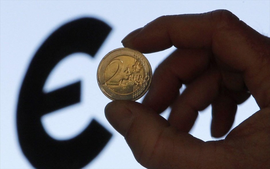Κατεβλήθη στην Ελλάδα ποσό 2,8 δισ.ευρώ από την ΕΕ . Κατεβλήθη χθες στην Ελλάδα το ποσό των 2,8 δισ.ευρώ, από την ΕΕ, ολοκληρώνοντας το πακέτο των 50 δισ.ευρώ που είχε εγκριθεί τον προηγούμενο Νοέμβριο, σύμφωνα με άριστα πληροφορημένες πηγές του υπουργείου Οικονομικών. Σύμφωνα με τις ίδιες πηγές, το ποσό τούτο αφορά στην ολοκλήρωση της εκταμίευσης του πακέτου των 50 δισ.ευρώ και πλέον, με τη ψήφιση του πολυνομοσχεδίου, η χώρα προσέρχεται στο Eurogroup της 13ης Μαΐου στοχεύοντας στην έγκριση της επόμενη δόσης, η οποία αθροιστικά (ΔΝΤ-ΕΕ-ΕΚΤ) αφορά σε ποσό περίπου έξι δισ.ευρώ.