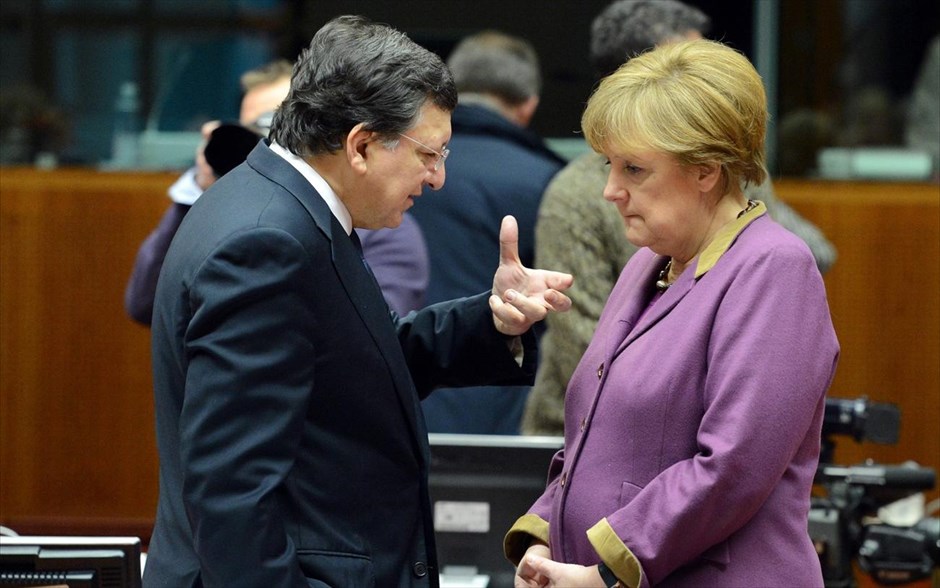 Ο Μπαρόζο υπερασπίζεται την Μέρκελ. Ο πρόεδρος της Ευρωπαϊκής Επιτροπής Ζοζέ Μανουέλ Μπαρόζο υπερασπίζεται τη γερμανίδα καγκελάριο Άγγελα Μέρκελ έναντι επικρίσεων για τη δημοσιονομική λιτότητα προερχόμενων κυρίως από τη νότια Ευρώπη, σε συνέντευξή του που δημοσιεύεται αύριο. «Γι