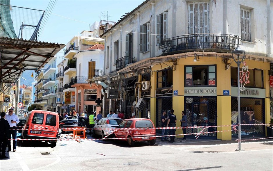 Ισχυρή έκρηξη σε κατάστημα αργυροχρυσοχοΐας στην Καλαμάτα. Ισχυρή έκρηξη σημειώθηκε σε εργαστήριο αργυροχρυσοχοΐας στην οδό Κολοκοτρώνη 4, στο κέντρο της Καλαμάτας, που σύμφωνα με τα πρώτα στοιχεία της πυροσβεστικής οφείλεται σε διαφυγή αερίου από φιάλη προπανίου, στην Καλαμάτα. Από την έκρηξη σημειώθηκαν σοβαρές ζημιές στο κατάστημα, σε άλλα δυο διπλανά καταστήματα ενώ έσπασαν τζάμια σε αρκετά καταστήματα και σπίτια στη γύρω περιοχή. Κατά την έκρηξη τραυματίστηκε ελαφρά από θραύσματα τζαμιών διερχόμενος πολίτης.&nbsp;