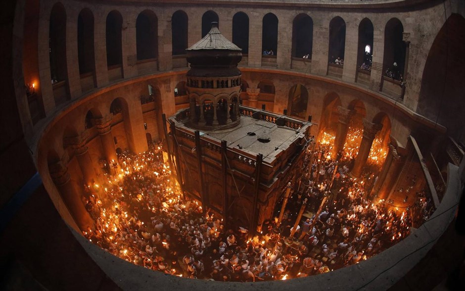 Τελετή Αφής του Αγίου Φωτός στον ιερό ναό της Αναστάσεως. To Αναστάσιμο Μήνυμα έδωσε σε ολόκληρη την Οικουμένη, από τον Πανάγιο Τάφο, ο Ελληνορθόδοξος Πατριάρχης κ. Θεόφιλος, στις 14.16 το μεσημέρι. Ακολουθώντας τα βήματα των προκατόχων του ο Ελληνορθόδοξος Πατριάρχης, που έχει το ακριβό προνόμιο να φέρνει κάθε χρόνο το Φως της Ανάστασης του Θεανθρώπου, από νωρίς μπήκε στο ιερό κουβούκλιο στον Πανάγιο Τάφο μέσα στον κατάμεστο ναό της Αναστάσεως στην καρδιά της Ιερής Πόλης. Λίγα λεπτά μετά τις δύο μεσημέρι βγήκε από τον Πανάγιο Τάφο, κρατώντας σε κάθε χέρι 33 κεριά όσα δηλαδή και τα χρόνια του Ιησού και μετέδωσε το Φως στους χιλιάδες πιστούς και μαζί το μήνυμα της Ανάστασης του Σωτήρα της ανθρωπότητας.&nbsp;