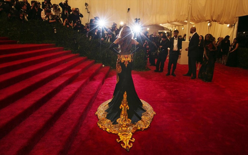 Η Beyonce στα εγκαίνια της έκθεσης «Πανκ: Χάος στην Υψηλή Ραπτική». Η τραγουδίστρια Beyonce φθάνει στο Μουσείο Μετροπόλιταν στα εγκαίνια της έκθεσης «Πανκ: Χάος στην Υψηλή Ραπτική» (PUNK: Chaos to Couture), στη Νέα Υόρκη.