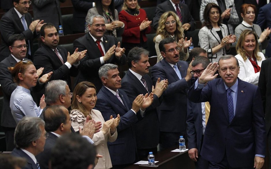 Ερντογάν: «Απαράδεκτες» οι ισραηλινές επιδρομές στη Συρία. Ο πρωθυπουργός της Τουρκίας, Ρετζέπ Ταγίπ Ερντογάν χαιρετά βουλευτές και μέλη του κυβερνώντος ισλαμοσυντηρητικού κόμματος Δικαιοσύνης και Ανάπτυξης (AK), στο τουρκικό κοινοβούλιο στην Αγκυρα. Ως «απαράδεκτες» κατήγγειλε ο τούρκος πρωθυπουργός τις ισραηλινές αεροπορικές επιδρομές των προηγούμενων ημερών στην Συρία, δηλώνοντας ότι «κανένα πρόσχημα δεν μπορεί να δικαιολογήσει αυτή την επιχείρηση» στη διάρκεια ομιλίας του στο κοινοβούλιο.