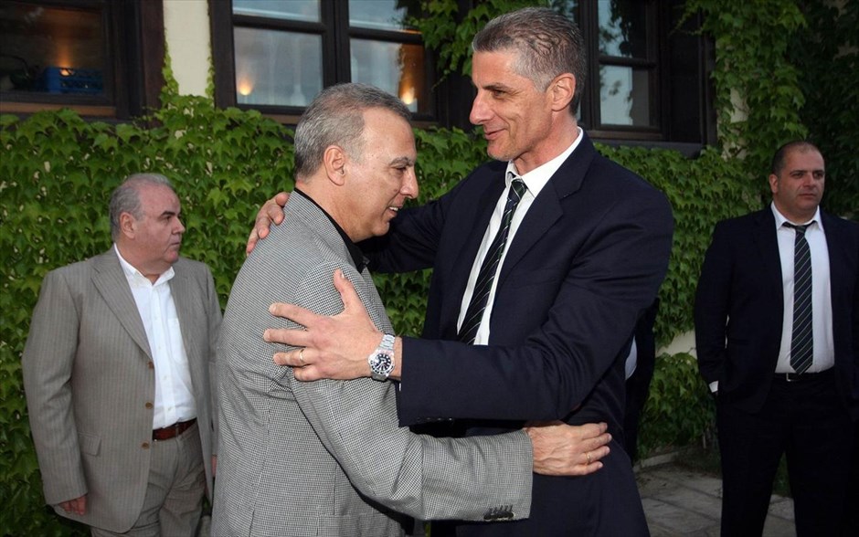 Δείπνο προς τιμήν του Νίκου Γκάλη. Στιγμιότυπο από το δείπνο προς τιμήν του Νίκου Γκάλη. Στη φωτογραφία ο Νικος Γκάλης με τον Νίκο Λινάρδο.