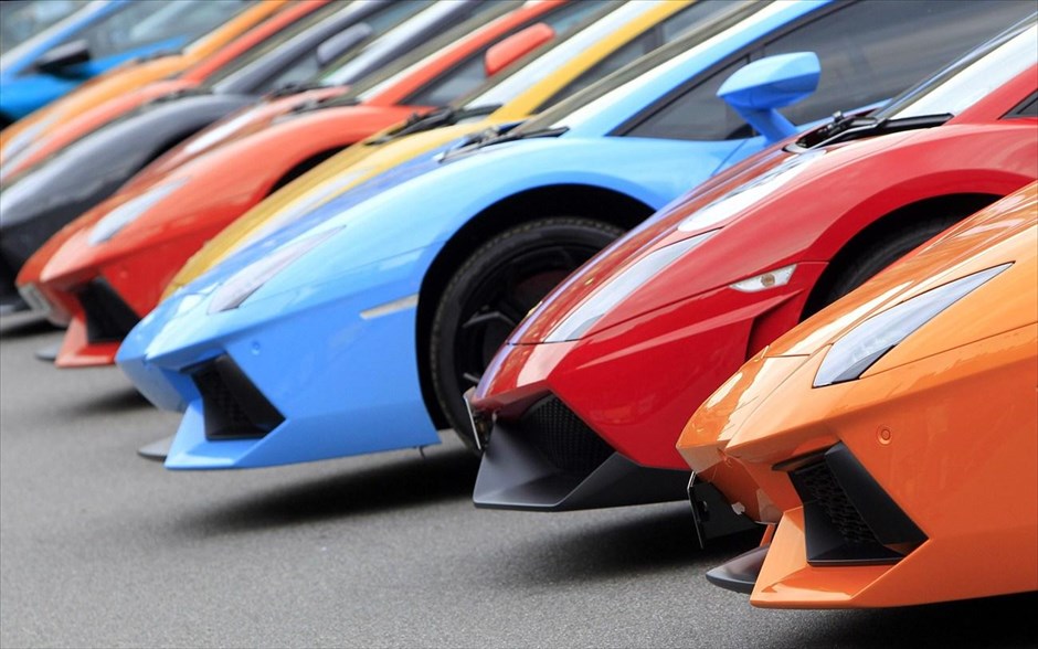 50 χρόνια Lamborghini. Εκδήλωση για τον εορτασμό των 50 χρόνων από την ίδρυση της Lamborghini διοργανώθηκε την Τρίτη στο Μιλάνο. Σήμερα Τετάρτη περισσότερες από 300 Lamborghini θα ξεκινήσουν για έναν οδικό γύρο της Ιταλίας (1200 χιλιόμετρα).