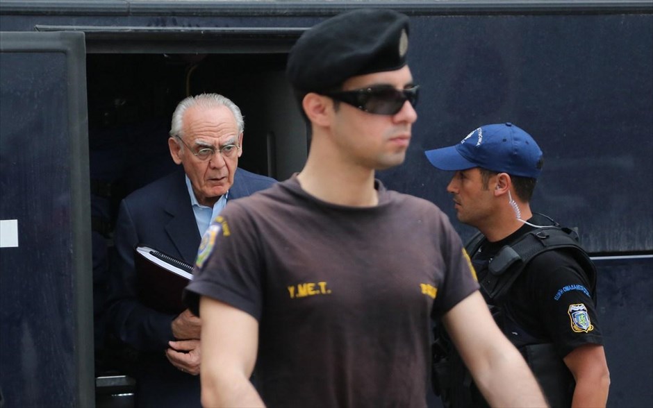 Συνεχίζεται η δίκη του Α. Τσοχατζόπουλου. Με ενστάσεις των συνηγόρων υπεράσπισης συνεχίζεται η δεύτερη συνεδρίαση του Τριμελούς Εφετείου Κακουργημάτων, ενώπιον του οποίου δικάζεται ο Άκης Τσοχατζόπουλος και οι 18 συγκατηγορούμενοί του στην υπόθεση διακίνησης παράνομων αμοιβών από εξοπλιστικά προγράμματα. Παρόντες στο δικαστήριο είναι έντεκα από τους 19 κατηγορούμενους.
