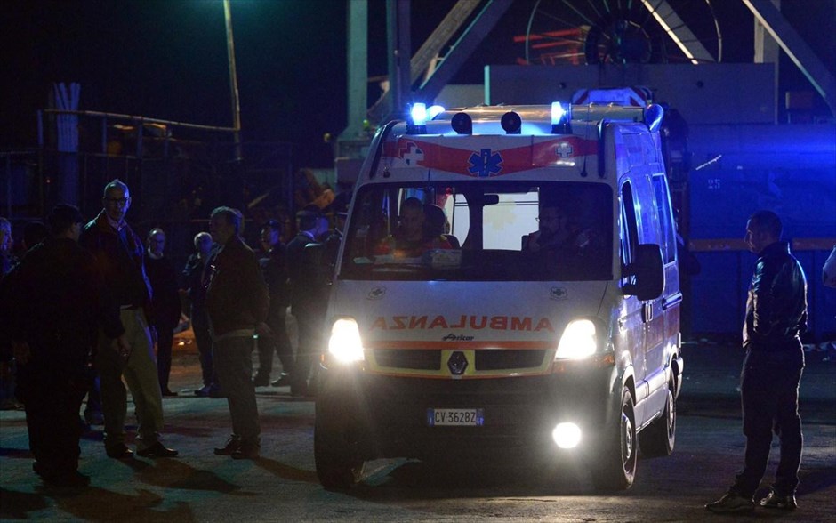 Τραγωδία στο λιμάνι της Γένοβας #9. Oι πυροσβέστες και η ακτοφυλακή παρείχαν όλο το βράδυ τις πρώτες βοήθειες και προσπαθούσαν, σε συνεργασία με τους δύτες, να εντοπίσουν τους αγνοούμενους.&nbsp;
