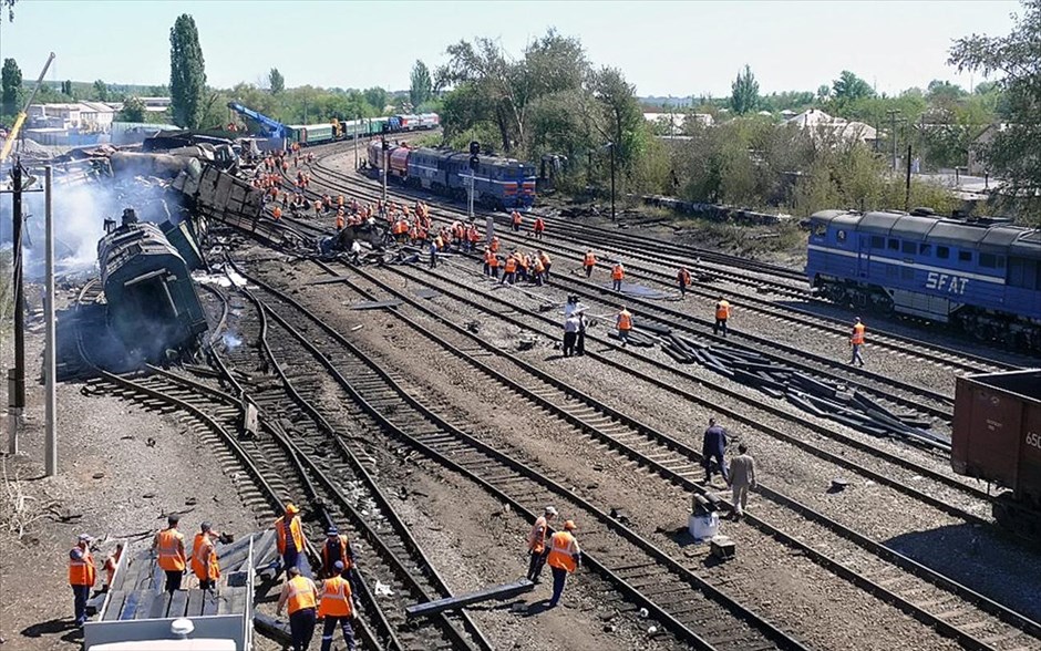 Ρωσία: Έκρηξη σε αμαξοστοιχία που μετέφερε χημικά. Εξήντα εννέα εμπορευματικά βαγόνια που μετέφεραν χλωριούχο νάτριο, βενζίνη, προπάνιο και εμπορεύματα εκτροχιάσθηκαν έπειτα από έκρηξη που σημειώθηκε σε συρμό κοντά στον σταθμό Μπελάγια Καλίτβα, στην περιοχή Ροστόβ στον Ντον, περίπου χίλια χιλιόμετρα νότια της Μόσχας. Τμήμα ενός βαγονιού εκτοξεύθηκε και προσέκρουσε σε κτηριακό συγκρότημα τραυματίζοντας 27 ανθρώπους, από τους οποίους οι 13 διακομίστηκαν στο νοσοκομείο, όπως ανακοίνωσαν οι αρχές.
