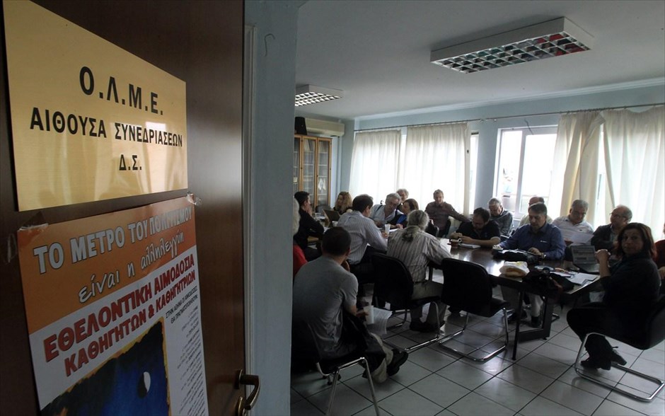 Σε απεργία εντός των Πανελλαδικών προχωρεί η ΟΛΜΕ. Σε απεργία μέσα στις Πανελλαδικές κατέληξε η ΟΛΜΕ, καθώς στη συνεδρίαση του δ.σ. επικράτησε η άποψη (με 8 ψήφους υπέρ -συν ενός απόντος-, και δύο κατά),&nbsp;για 24ωρη απεργία στις 17 Μαΐου, ημέρα έναρξης των εξετάσεων, και για πενθήμερη απεργία από τις 20 του μηνός.
