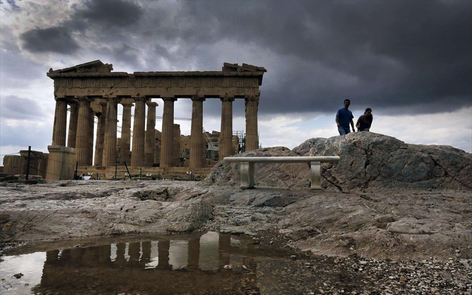 Tα 20 κορυφαία μνημεία πολιτιστικής κληρονομιάς κατά το CNN - 2. 2. Ακρόπολη, Ελλάδα: Στο συνοδευτικό κείμενο το CNN επισημαίνει πως το αρχαίο ελληνικό μνημείο είναι μαγευτικό, είτε περπατά κανείς στο βράχο όπου βρίσκεται, είτε την θαυμάζει κάτω από αυτόν.