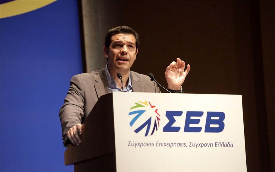 Ομιλία Αλ. Τσίπρα στη συνέλευση του ΣΕΒ. Διπλή οξύτατη κριτική προς την κυβέρνηση και προς τον ΣΕΒ άσκησε ο επικεφαλής του ΣΥΡΙΖΑ Αλέξης Τσίπρας, μιλώντας το μεσημέρι στην ετήσια συνέλευση των μελών του Συνδέσμου Ελληνικών Βιομηχανιών, επικρίνοντας τη μεν κυβέρνηση για επιχείρηση εξαπάτησης του λαού, τους δε βιομήχανους για την απουσία τους από τις διαπραγματεύσεις για την Εθνική Γενική Συλλογική Σύμβαση Εργασίας.