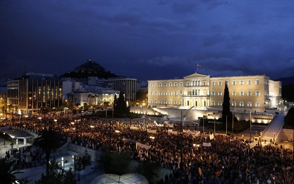 Συλλαλητήριο και η πορεία της ΟΛΜΕ προς τη Βουλή. Καθηγητές της δευτεροβάθμιας εκπαίδευσης και διαδηλωτές συγκεντρώνονται μπροστά από το Κοινοβούλιο, κατά τη διάρκεια συλλαλητηρίου εναντίον της απόφασης της κυβέρνησης για πολιτική επιστράτευση των καθηγητών ενόψει πανελλαδικών εξετάσεων. Aντιπροσωπεία της ΟΛΜΕ μετέβει στο Κοινοβούλιο για να επιδώσει ψήφισμα διαμαρτυρίας. Οι υπάλληλοι του Δημοσίου θα απεργήσουν αύριο για να διαμαρτυρηθούν εναντίον της απόφασης της κυβέρνησης για πολιτική επιστράτευση.