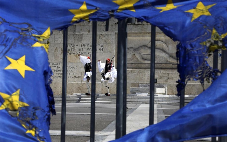 NY Times: Βαριές οι επιπτώσεις της λιτότητας στην ανθρώπινη ζωή και την υγεία. Στις βαριές επιπτώσεις που έχουν τα μέτρα λιτότητας στην ανθρώπινη ζωή και στο σύστημα υγείας σε χώρες του ευρωπαϊκού Νότου, αναφέρεται δημοσίευμα της «Νιου Γιορκ Τάιμς», διατυπώνοντας την άποψη, ότι «η Ελλάδα αντιμετωπίζει δημόσια υγειονομική καταστροφή». &nbsp;&nbsp; Οι αρθρογράφοι, Ντέιβιντ Στάκλερ και Σάντζεϊ Μπάσου, κάνουν ιδιαίτερη αναφορά στην αύξηση των θανάτων και των αυτοκτονιών στις χώρες που πλήττονται από τη λιτότητα, λόγω της ανεργίας και της κατάρρευσης των συστημάτων υγείας.