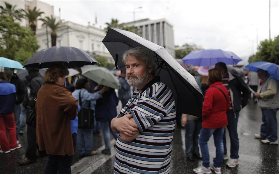 Συγκεντρώσεις διαμαρτυρίας της ΑΔΕΔΥ και του ΠΑΜΕ στο κέντρο της Αθήνας. Ολοκληρώθηκαν οι συγκεντρώσεις διαμαρτυρίας της ΑΔΕΔΥ στα Προπύλαια και του ΠΑΜΕ στην Ομόνοια, που διοργανώθηκαν σήμερα το πρωί για συμπαράσταση στους εκπαιδευτικούς. Στη μικρή σε συμμετοχή συγκέντρωση διαμαρτυρίας της ΑΔΕΔΥ στα Προπύλαια εκπαιδευτικοί αποδοκίμασαν τον αντιπρόεδρο της, Αντώνη Αντωνάκο.