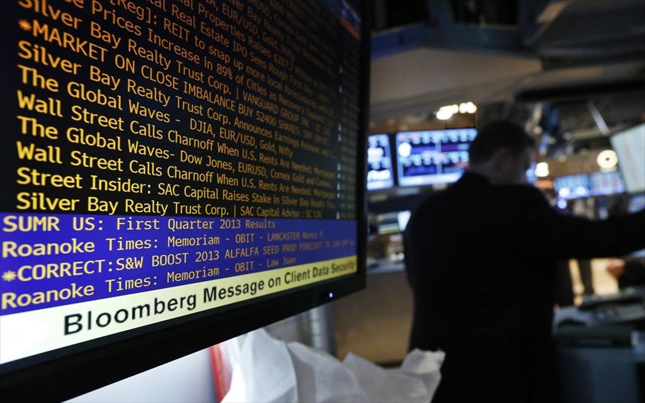 Το Bloomberg ζητά συγγνώμη στους πελάτες του. Ο αρχισυντάκτης του ειδησεογραφικού πρακτορείου Bloomberg News ζήτησε τη Δευτέρα συγγνώμη παραδεχόμενος ότι οι δημοσιογράφοι του είχαν πρόσβαση στα στοιχεία των πελατών που χρησιμοποιούν τα χρηματιστηριακά τερματικά του ομίλου. Ο όμιλος παρέχει χρηματιστηριακές πληροφορίες μέσω τερματικών που ανταγωνίζονται εκείνα του ομίλου Thomson Reuters στις τράπεζες και τις αίθουσες συναλλαγών των Χρηματιστηρίων. «Οι δημοσιογράφοι μας δεν θα έπρεπε να έχουν πρόσβαση σε δεδομένα που θεωρούνται ιδιωτικής φύσης. Λυπάμαι. Το λάθος αυτό είναι ασυγχώρητο», ανέφερε ο Μάθιου Γουίνκλερ σε ανοιχτή επιστολή του που δημοσιεύτηκε στον ιστότοπο του πρακτορείου.