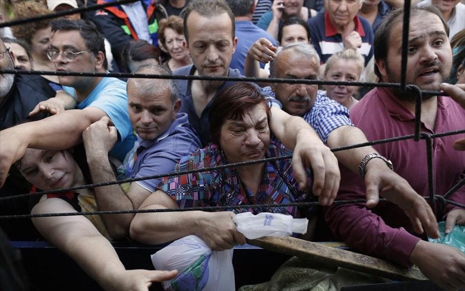 Δωρεάν τρόφιμα μοίρασαν παραγωγοί λαϊκών αγορών στην Αθήνα. Δωρεάν τρόφιμα μοίρασαν οι παραγωγοί των λαϊκών αγορών, σε κεντρικά σημεία της Αθήνας, στο πλαίσιο της 24ωρης απεργίας που πραγματοποιούν σήμερα Τετάρτη. Η Τροχαία απαγόρευσε την είσοδο των αυτοκινήτων στο Σύνταγμα, όπως καταγγέλλουν μέλη της Πανελλήνιας Ομοσπονδίας Πωλητών Λαϊκών Αγορών, και τους πήραν τις πινακίδες.