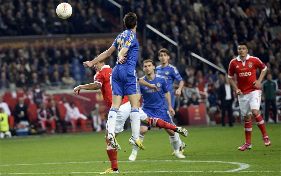 Europa League - Τσέλσι - Μπενφίκα - Χέρι. Ο Αθπιλικουέτα σηκώνεται στον αέρα και η μπάλα βρίσκει στο χέρι του. Ο Μπιορν Κάουπερς έδειξε την άσπρη βούλα.