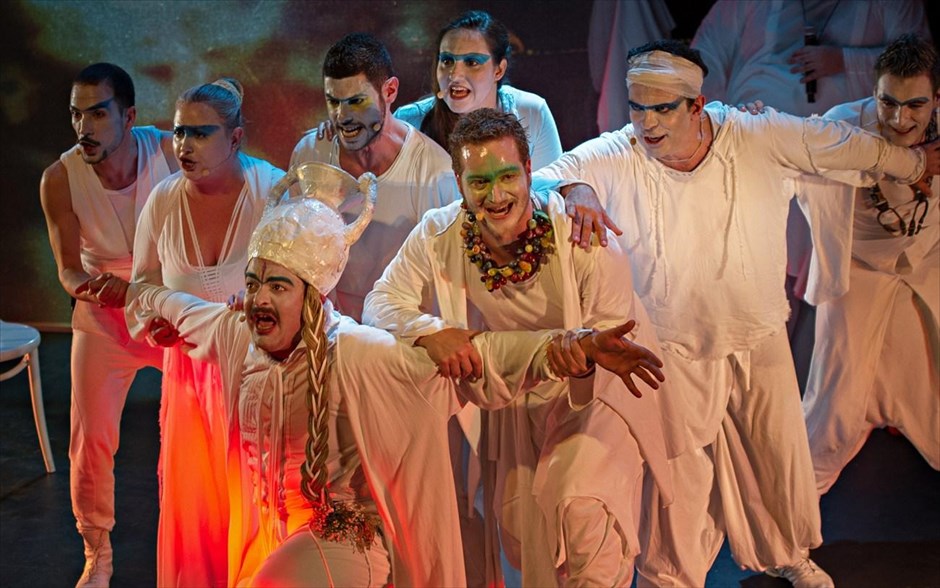 Σταμάτης Κραουνάκης - festival. Ο Σταμάτης Κραουνάκης και η Σπείρα Σπείρα θα παρουσιάζουν τη μουσικοθεατρική παράσταση με τίτλο «Αριστοφάνης τώρα – Το γλέντι της κωμωδίας». Η Σπείρα Σπείρα, σε διδασκαλία Σταμάτη Κραουνάκη, χορογραφία Αγγελικής Στελλάτου και με εξάρχοντα κορυφαίο τον Μανώλη Μητσιά, παραπέμπει σε διαχρονικό διονυσιακό ελληνικό γλέντι. 5-6 Ιουλίου, 21:30 Μικρό Θέατρο Αρχαίας Επιδαύρου]