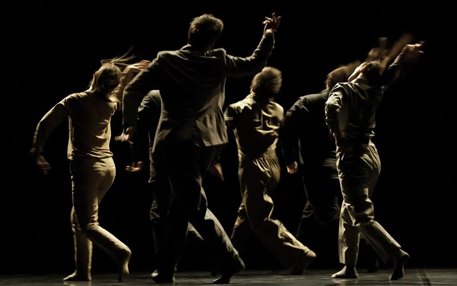  Αντόνιο Ρουθ - festival. Για πρώτη φορά στην Ελλάδα παρουσιάζεται η ομάδα του Ισπανού χορευτή και χορογράφου Αντόνιο Ρουθ με το «Ojo» (Μάτι). Αυτή τη φορά τον απασχολεί η αίσθηση της όρασης κυριολεκτικά και μεταφορικά: ο τρόπος που συνεργάζεται με τις άλλες αισθήσεις στην πρόσληψη του χορευτικού θεάματος, αλλά και ως χώρος του φαντασιακού στην εικονοποιία του ονείρου. [14-15 Ιουλίου, 21:00 Πειραιώς 260, Κτίριο Η]