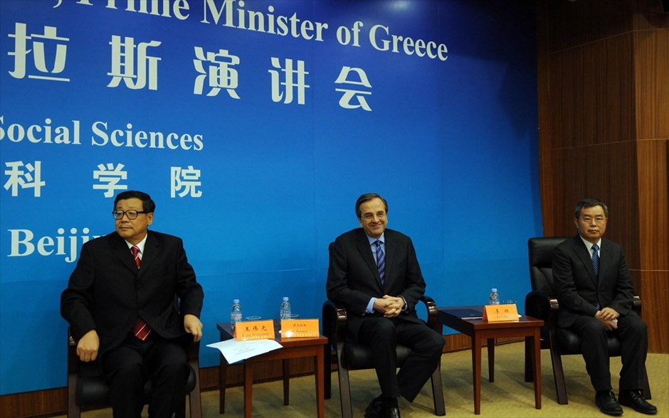 Επίσκεψη του πρωθυπουργού στην Κίνα #11. Ο πρωθυπουργός Αντώνης Σαμαράς (Κ) παρακολουθεί την εκδήλωση στην Ακαδημία Κοινωνικών Επιστημών της Κίνας.