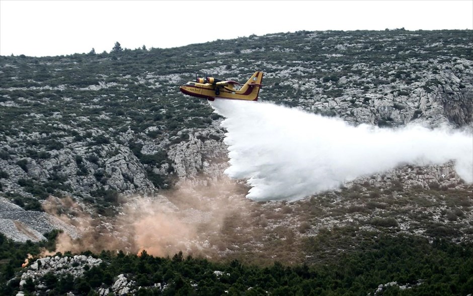 Ασκηση της Πυροσβεστικής στον Καρέα. Μεγάλης κλίμακας άσκηση πραγματοποίησε η Πυροσβεστική Υπηρεσία στην περιοχή του Καρέα με τη συμμετοχή οχημάτων, πεζοπόρων τμημάτων και εναέριων μέσων με σκοπό την καλύτερη προετοιμασία ενόψει της νέας αντιπυρικής περιόδου.