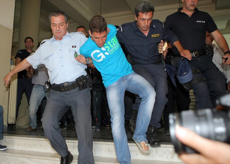 Στα δικαστήρια ο Ολλανδός κατηγορούμενος. Αστυνομικοί συνοδεύουν τον 20χρονο Ολλανδό Cirino Schrijver που τη νύχτα της Τρίτης μαχαίρωσε 20 φορές ένα 11χρονο αγόρι από τη Ρωσία σε ξενοδοχείο της Χερσονήσου στο Ηράκλειο. Ο εισαγγελέας άσκησε στον 20χρονο Ολλανδό ποινική δίωξη για απόπειρα ανθρωποκτονίας από πρόθεση, παράνομη οπλοφορία μαχαιριού, παράνομη οπλοχρησία και κλοπή.