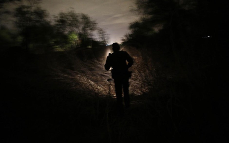 Ταξίδι  στη «νεκρή» ζώνη ΗΠΑ - Μεξικό #1. Αστυνομικός της περιπόλου της Συνοριοφυλακής των ΗΠΑ στην κοιλάδα του Ρίο Γκράντε ψάχνει για ομάδα παράνομων μεταναστών που διέσχισαν τον ποταμό, στο Μίσιον του Τέξας.