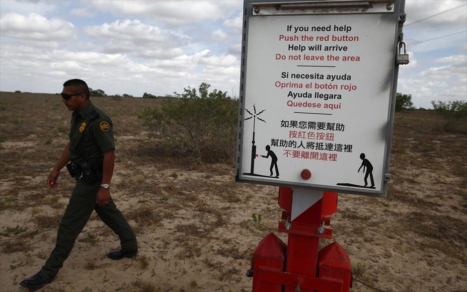 Ταξίδι  στη «νεκρή» ζώνη ΗΠΑ - Μεξικό #6. Συνοριοφύλακας των ΗΠΑ περνάει μπροστά από μία σειρήνα διάσωσης κοντά στη Φαλφούριας στο Τέξας.