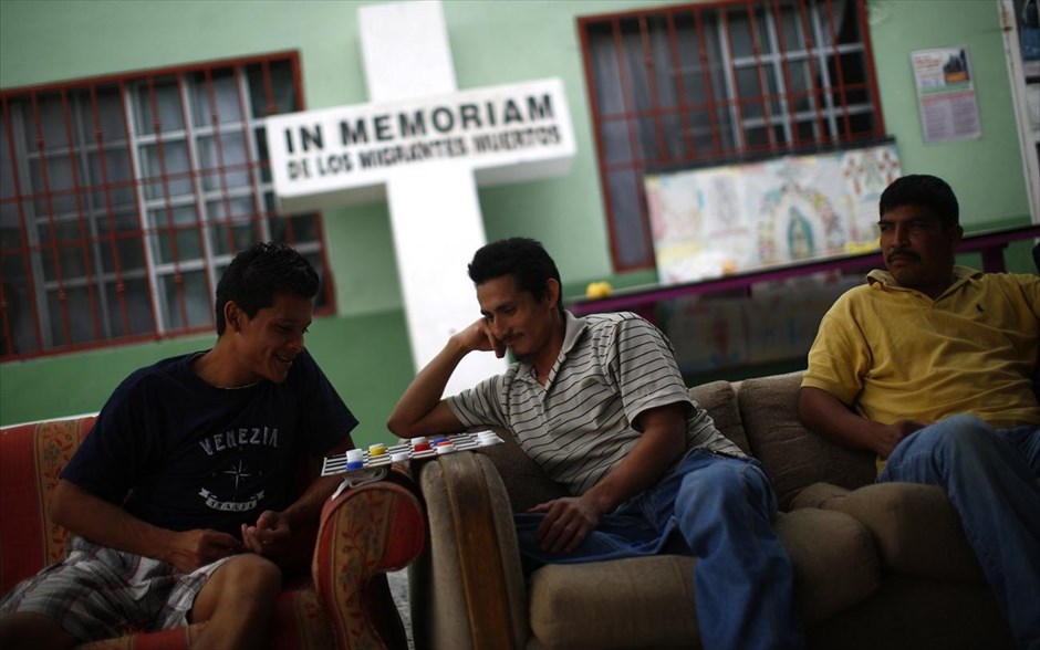 Ταξίδι  στη «νεκρή» ζώνη ΗΠΑ - Μεξικό #21. Μετανάστες κάθονται σε ένα καναπέ στον ξενώνα Casa del Migrante στην Ρεϊνόζα. Ο ξενώνας παρέχει στέγη, φαγητό, ρούχα και ιατρική φροντίδα σε ανθρώπους που σκοπεύουν να περάσουν τα σύνορα καθώς και σε αυτούς που απελάθηκαν από τις Ηνωμένες Πολιτείες.