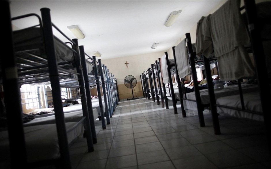 Ταξίδι  στη «νεκρή» ζώνη ΗΠΑ - Μεξικό #22. Ο θάλαμος με τα κρεβάτια του ξενώνα Casa del Migrante στην Ρεϊνόζα. Ο ξενώνας παρέχει στέγη, φαγητό, ρούχα και ιατρική φροντίδα σε ανθρώπους που σκοπεύουν να περάσουν τα σύνορα καθώς και σε αυτούς που απελάθηκαν από τις Ηνωμένες Πολιτείες.