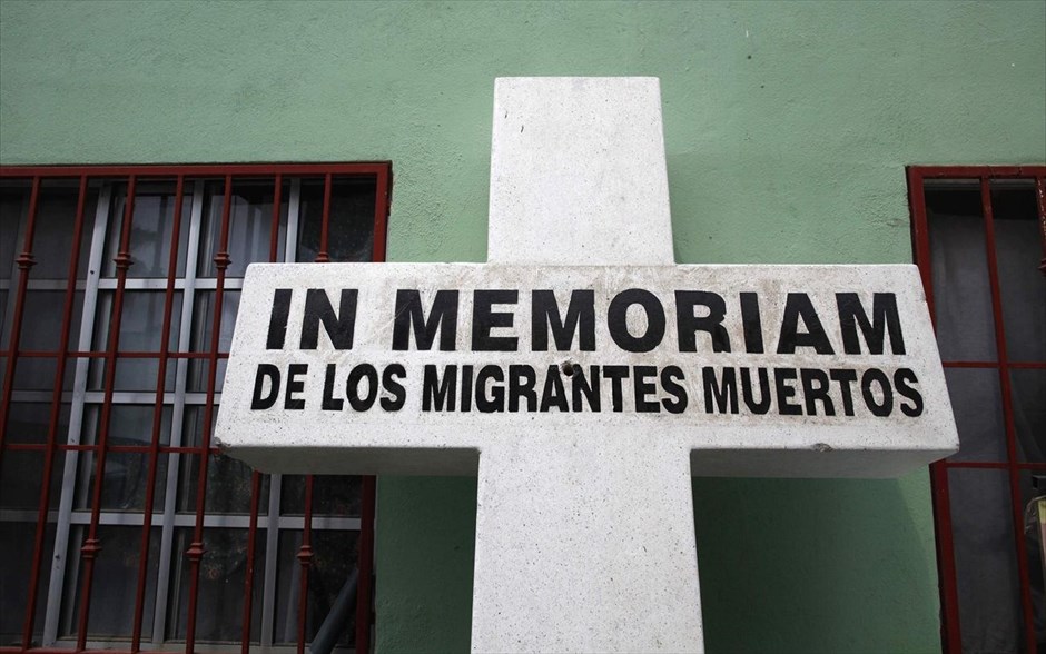 Ταξίδι  στη «νεκρή» ζώνη ΗΠΑ - Μεξικό #28. Ενας σταυρός προς τιμήν των ανθρώπων που έχασαν τη ζωή τους περνώντας τα σύνορα, στο Casa del Migrante στην Ρεϊνόζα.