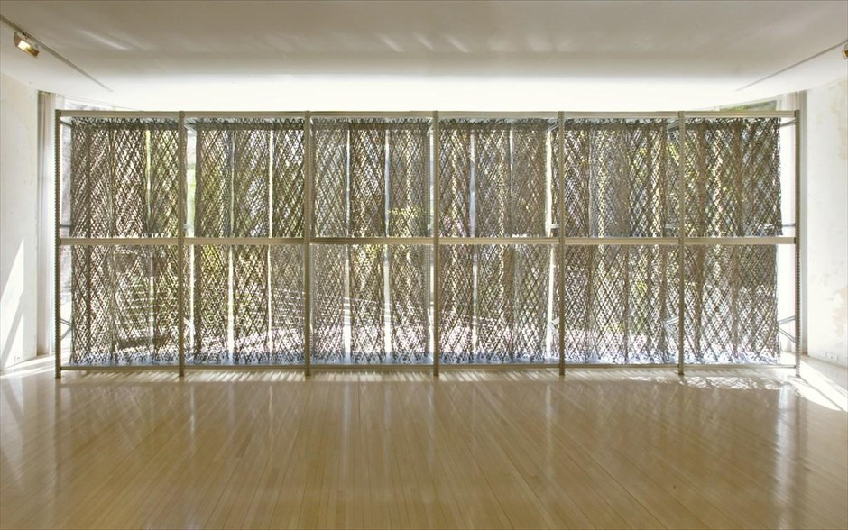 Kendell Geers - festival. Δύο έργα σύγχρονης τέχνης παρουσιάζονται στην έκθεση «Heart of Darkness». Πρόκειται για το έργο Red Carpet (2011) της Μάρως Μιχαλακάκου και την εγκατάσταση Akropolis Now (2004) (στη φωτογραφία) του Kendell Geers. Τα δύο έργα αποτυπώνουν βαθιά υπαρξιακή αγωνία, ψυχικό διχασμό και απελπισμένη αναζήτηση διεξόδου. Η κρίση εκφράζεται στο Red Carpet, σε ατομικό επίπεδο, ενώ στο Akropolis Now σε συλλογικό. [3 Ιουνίου - 17 Ιουλίου, 19:00 - 20:45 Πειραιώς 260, Κτίριο Α]