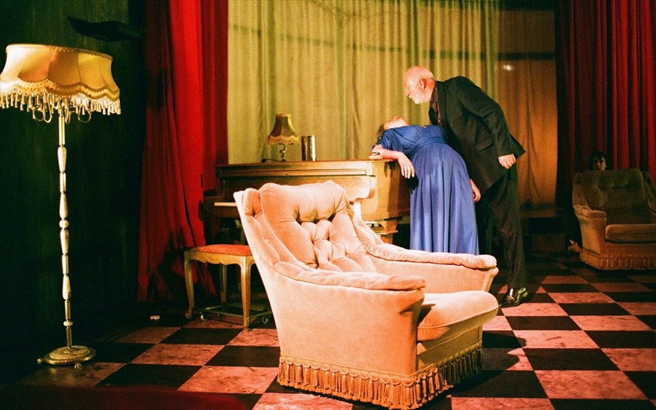 Peeping Tom - festival. Η χοροθεατρική κολεκτίβα Peeping Tom, από το Βέλγιο, απαρτίζεται από ετερόκλητους καλλιτέχνες και έγινε διάσημη την τελευταία δεκαετία δημιουργώντας θεάματα ακραία, που αγγίζουν με τόλμη επώδυνα θέματα, όπως τα γηρατειά, η φθορά και η απώλεια. Με βασικά εργαλεία την κίνηση και την εικόνα, παρουσιάζουν σε μια κινηματογραφική σχεδόν σκηνοθεσία το «À louer» (Ενοικιάζεται), ένα μείγμα δεξιοτεχνίας μαζί με αναμνήσεις, άγχη, όνειρα και εφιάλτες σε έναν κόσμο όπου τα πάντα είναι προς ενοικίαση. [12-14 Ιουνίου, 21:00 Πειραιώς 260, Κτίριο Δ]