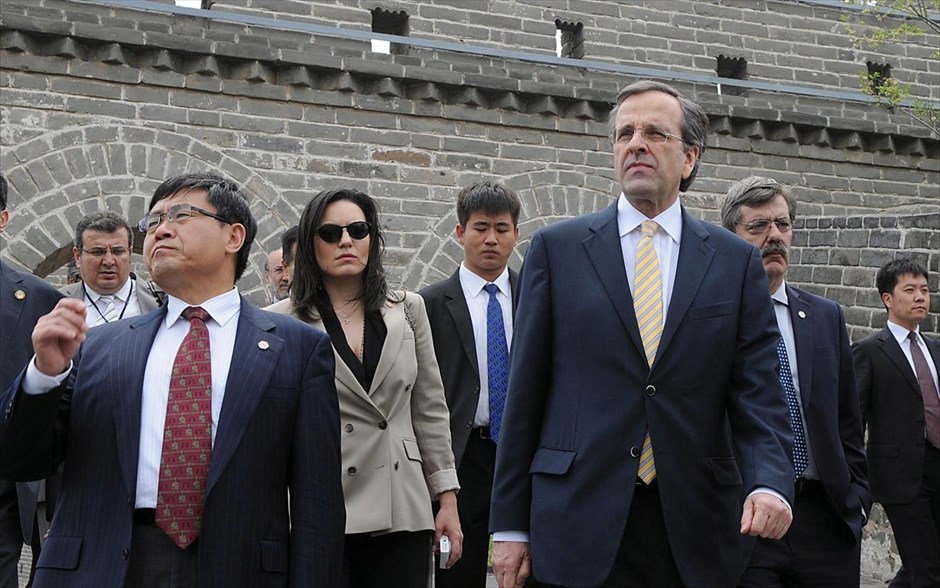 Επίσκεψη του πρωθυπουργού στην Κίνα #30. Ο πρωθυπουργός Αντώνης Σαμαράς (Δ) ξεναγήθηκε στο Σινικό Τείχος.