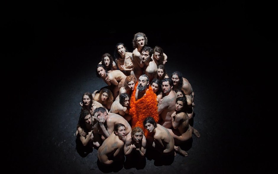 Εθνικό Θέατρο - festival. Ο Θωμάς Μοσχόπουλος επιστρέφει στο Εθνικό Θέατρο μετά την επιτυχημένη Άλκηστη και σκηνοθετεί έναν 26μελή θίασο σε μία από τις σπουδαιότερες τραγωδίες του Σοφοκλή, τις «Τραχίνιες». Προκειται για μια συγκλονιστική τραγωδία με θέμα το απόλυτο πάθος της Δηιάνειρας για τον Ηρακλή και τις ακραίες συνέπειές του. [9-10 Αυγούστου, 21:00 Αρχαίο Θέατρο Επιδαύρου]